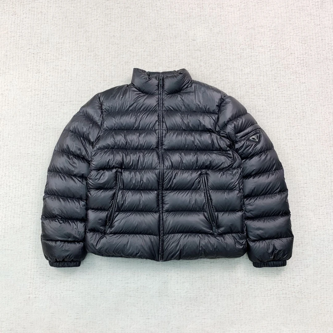 全新未使用 Prada/普拉达 经典三角钢标羽绒服50码编码xb2851