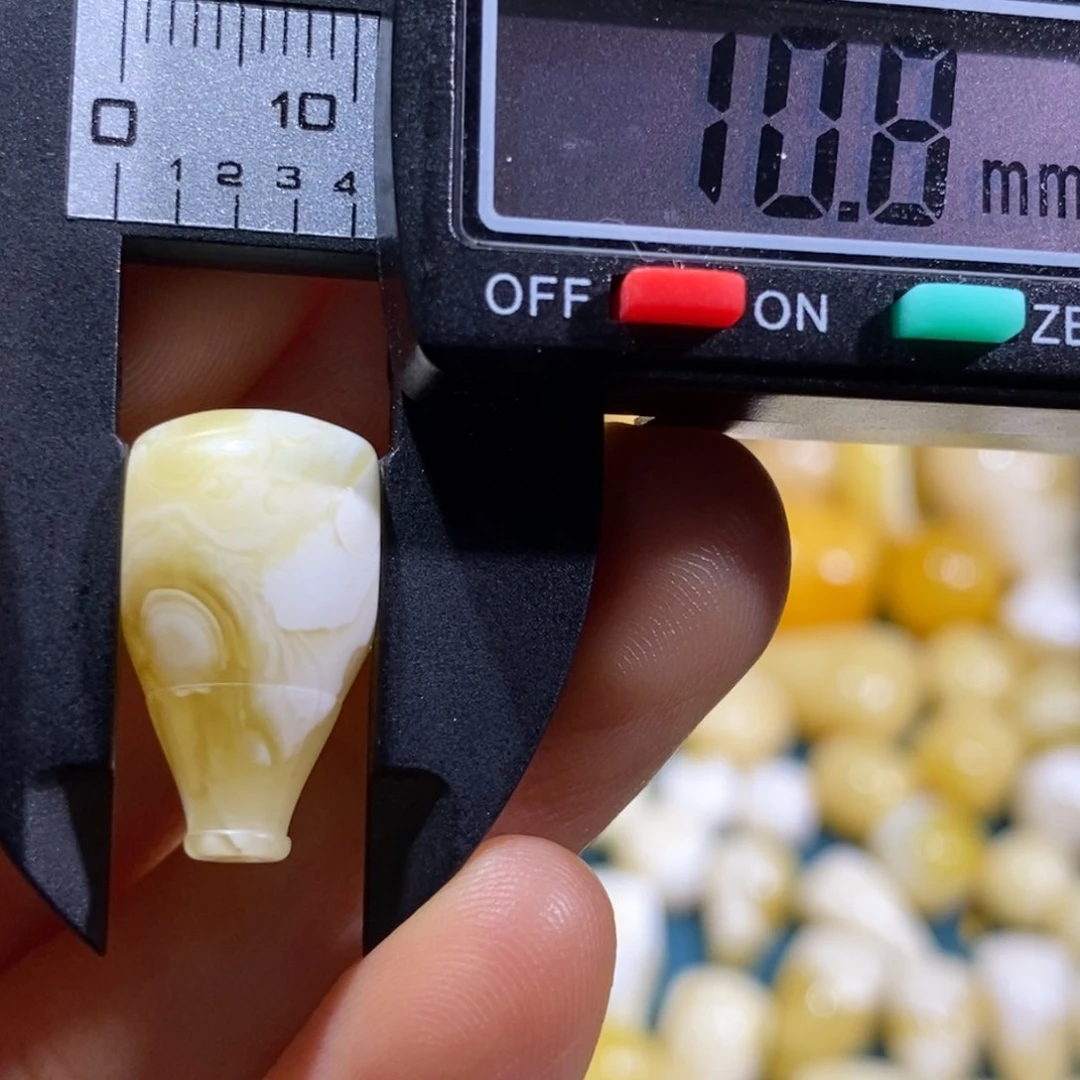 琥珀裸石未镶嵌配饰