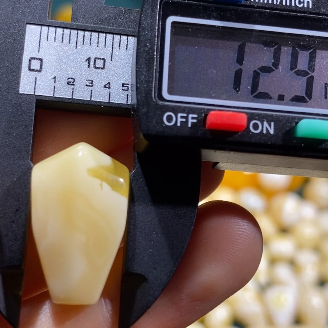 琥珀裸石未镶嵌配饰