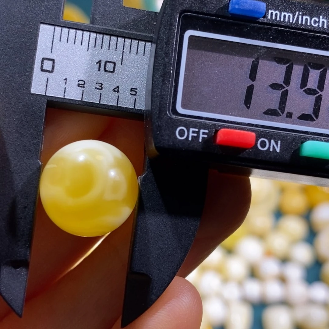 琥珀裸石未镶嵌配饰