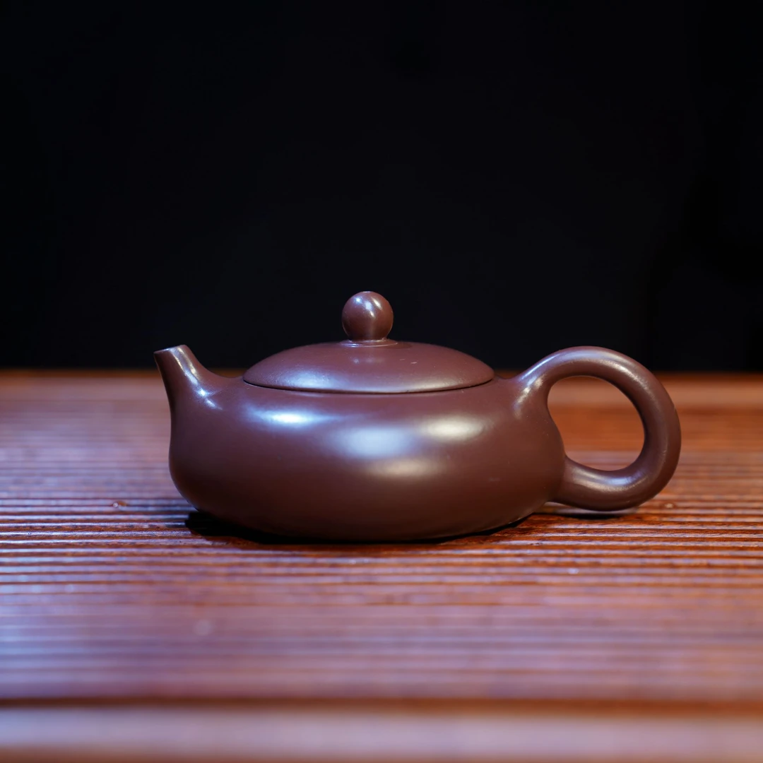 紫朱泥扁西施紫砂壶徐霞