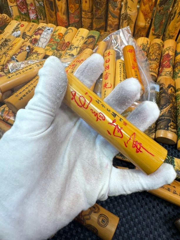 花看半开刻字实心竹手把件