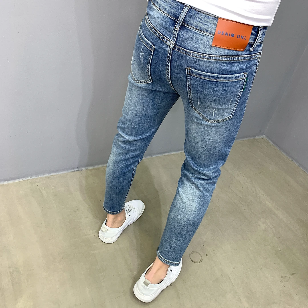 水洗浅蓝色牛仔裤男2025新款九分裤潮流刺绣修身弹力韩版小脚裤