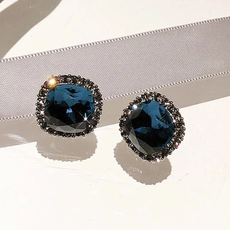 铜合金合成锆石耳饰 高端咖金四方来財时尚百搭复古简约法式耳钉