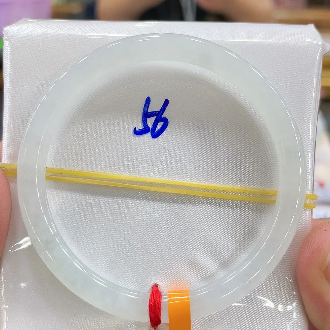 翡翠手镯未镶嵌翡翠