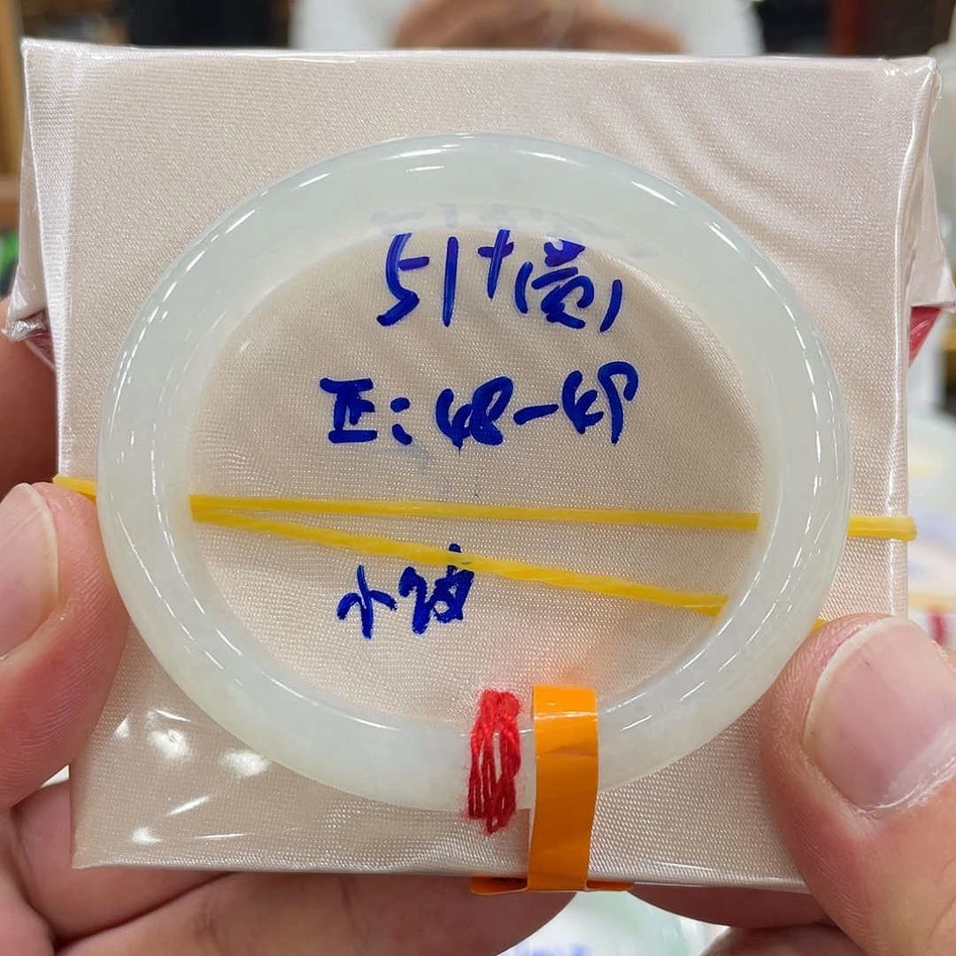 翡翠手镯未镶嵌翡翠
