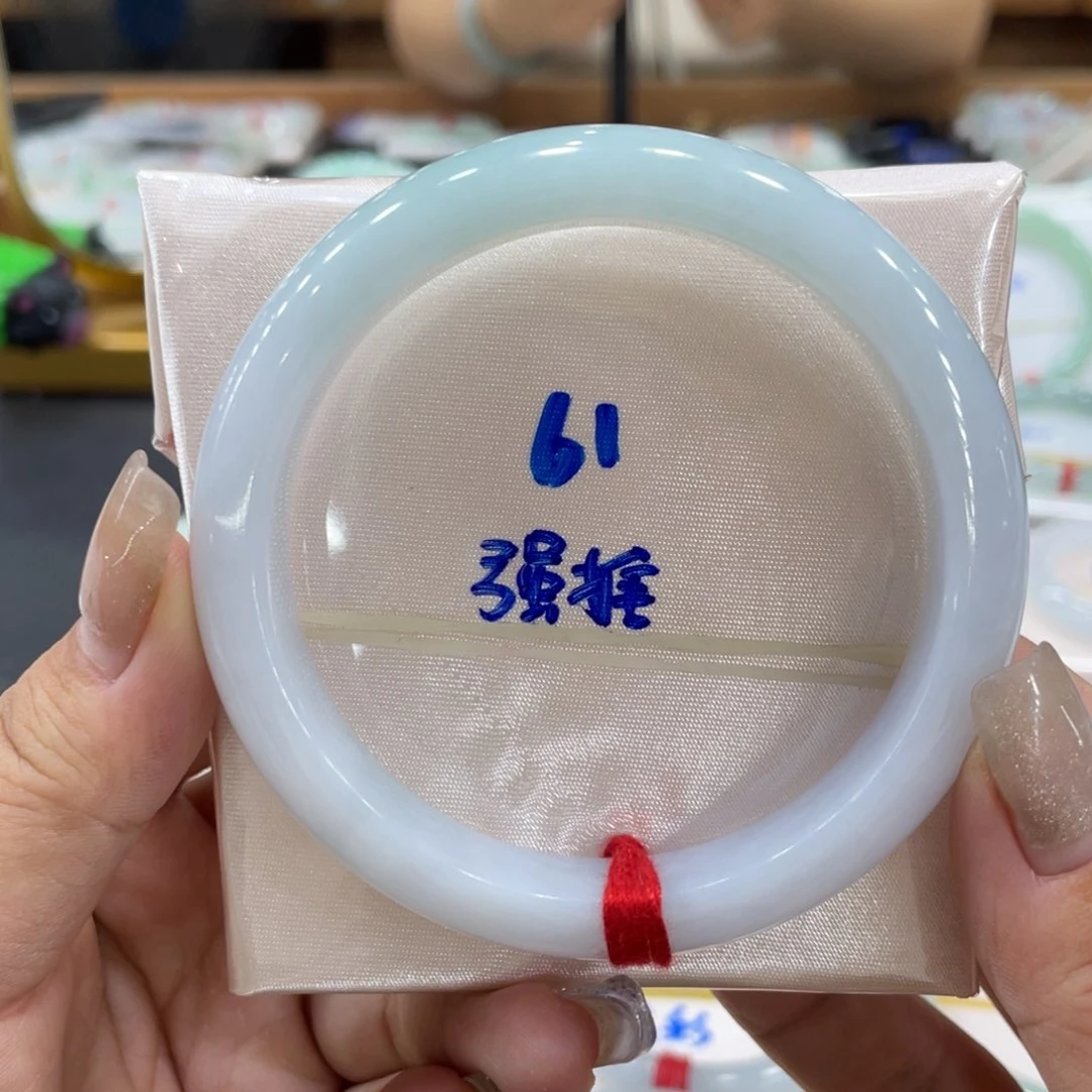 翡翠手镯未镶嵌翡翠