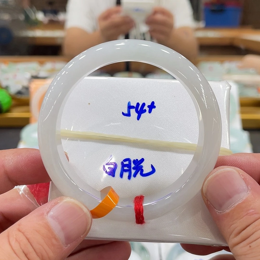翡翠手镯未镶嵌翡翠