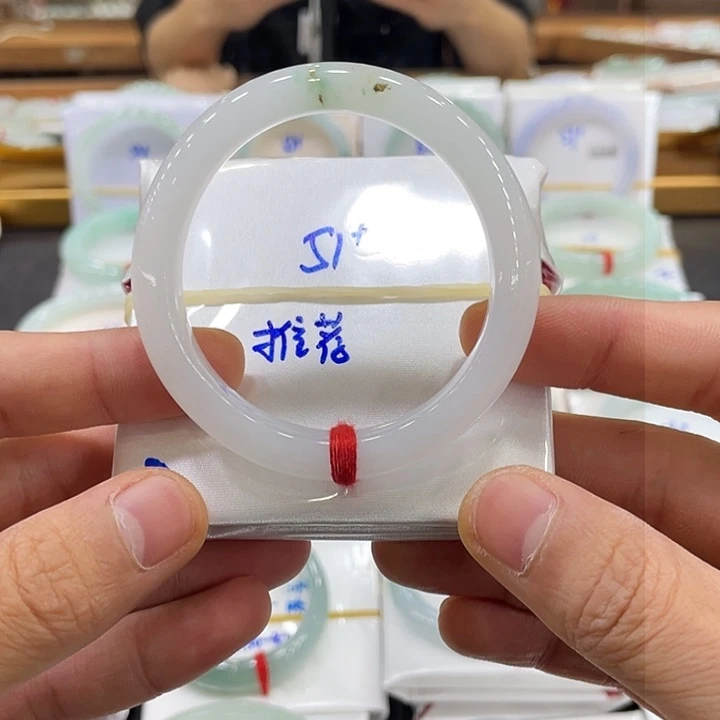 翡翠手镯未镶嵌翡翠手镯