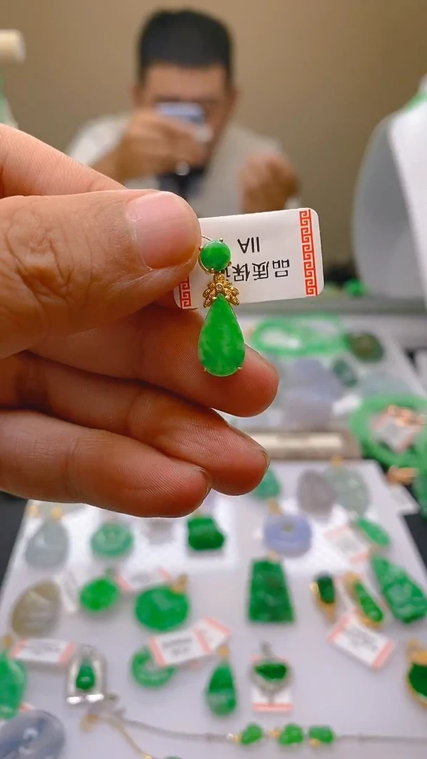 【闪购商品】翡翠颈饰18K金镶嵌水滴