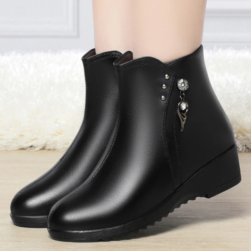 蜻蜓牌冬天靴子妈妈款中老年50岁加绒皮质女士棉鞋皮质坡跟大