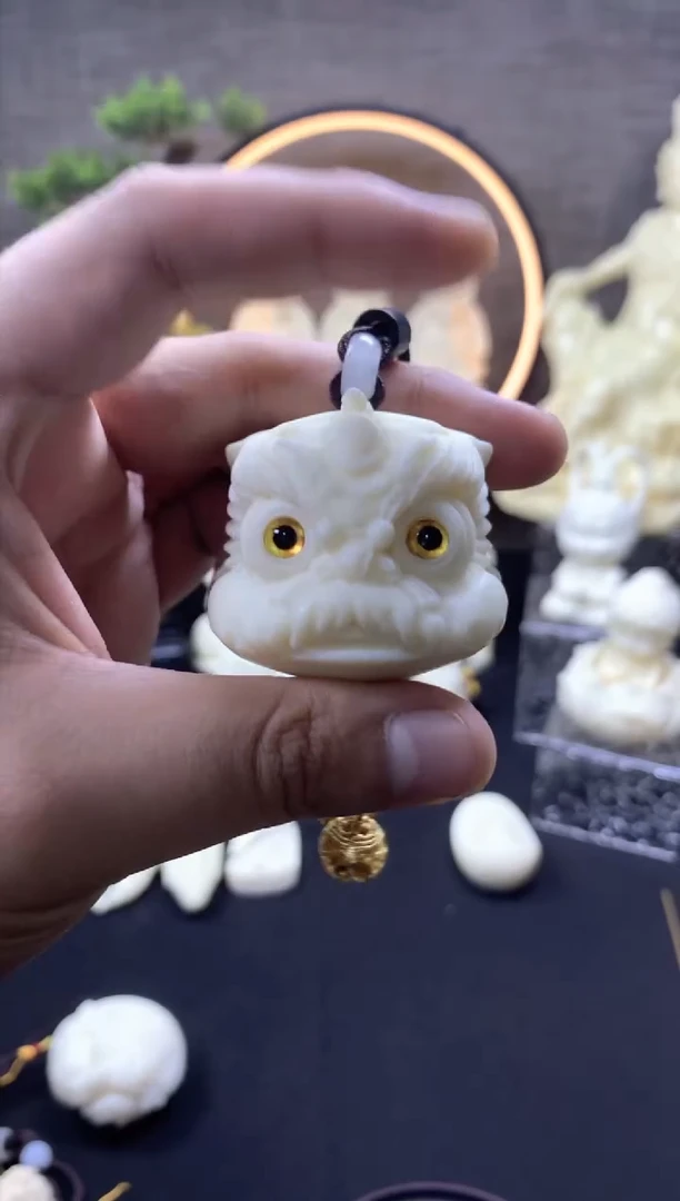 【闪购商品】象牙果根雕醒狮铃铛手把件