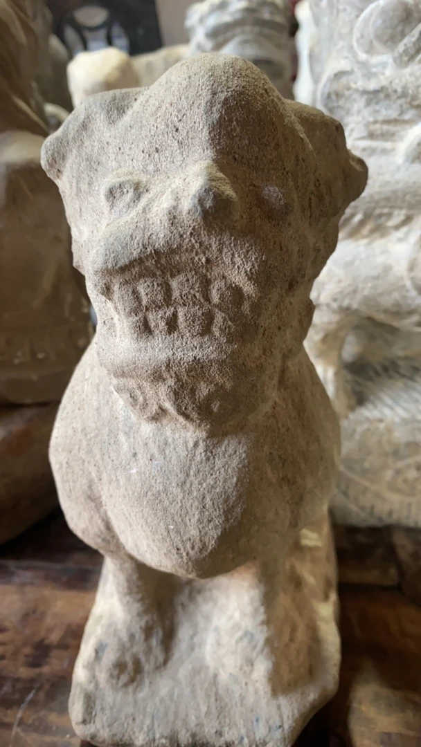 宋代青沙石狮子狗。高26公分。底宽11公分。底长13.5公分