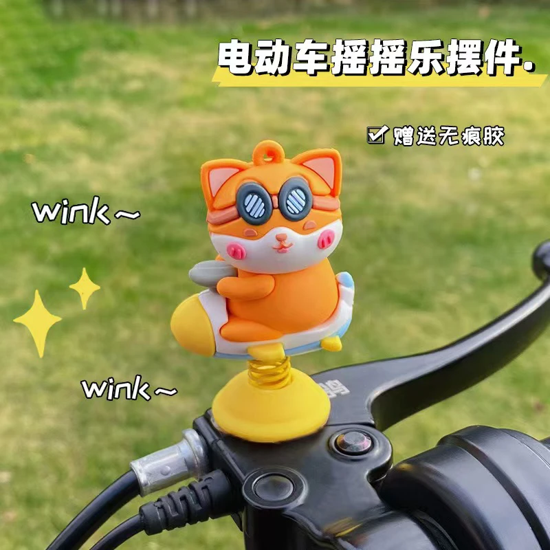 萌宠柴犬解压熊猫摇摇乐桌面摆件车载中控电动车汽车装饰礼品通用