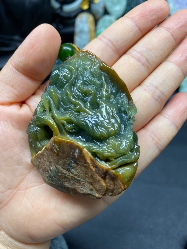 天然翡翠A货龙牌吊坠手把带皮壳黄翡皮