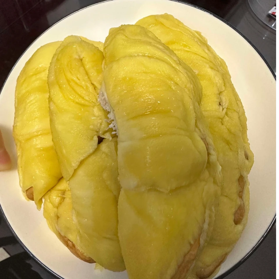 现剥马来西亚D197猫山王液氮冷冻榴莲与D200黑刺 果肉