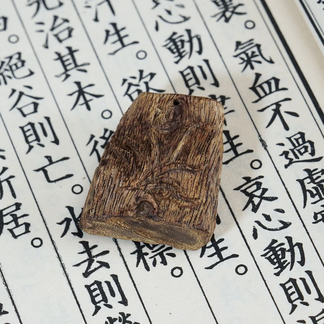 【孤品】优选绿奇 沉香雕刻吊坠7.4g