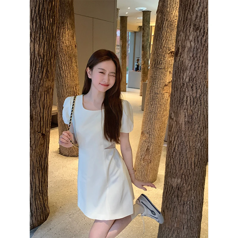 肉完 姐姐鲨我 徒手捏腰｜小心机裁剪腰部镂空显瘦连衣裙短裙