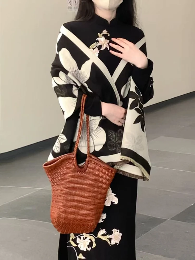 她来了复古馆百搭气质黑色玉兰花披肩保暖双面围脖两用大围巾女