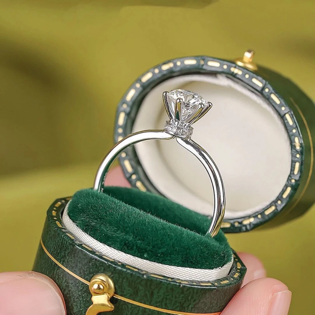 925银莫桑石银制品 【围脖六爪】时尚高拖女士结婚合成碳硅石戒指