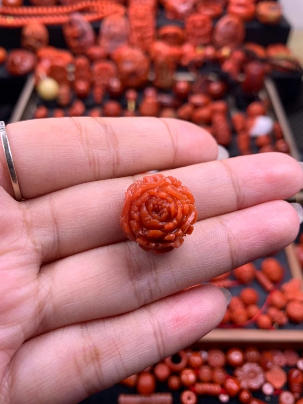 南红川料精工手雕富贵花开牡丹背云18mm