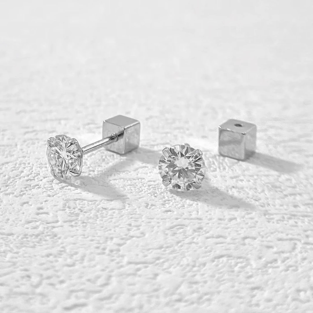 925银莫桑石耳饰 木木（Q1510） 单钻50分方形螺帽前后佩戴耳钉