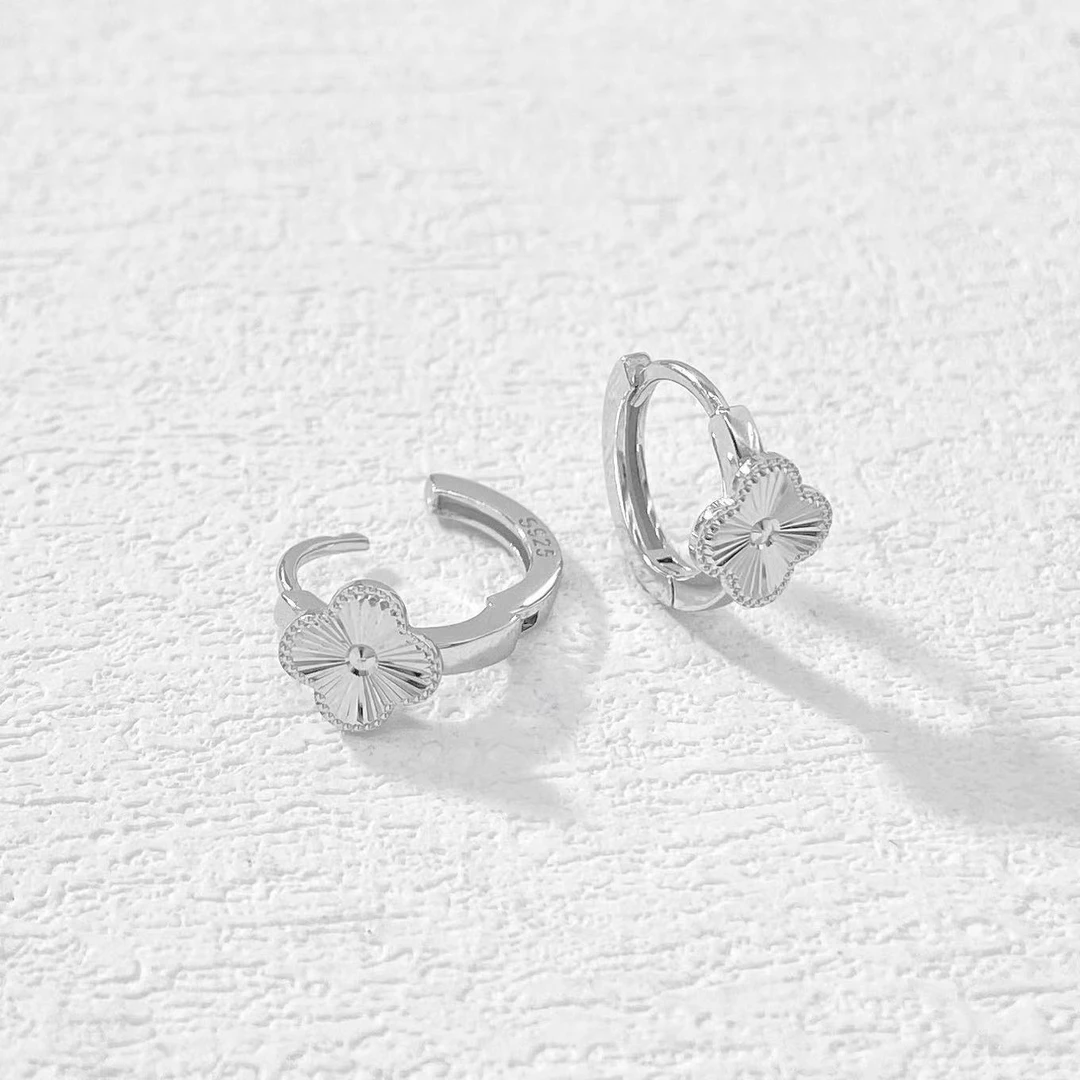 925银耳饰 木木（GR19） 内径9毫米 镭射四叶草耳扣养耳洞