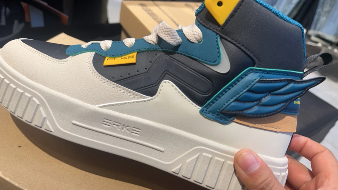 男士，冬季高帮运动鞋。