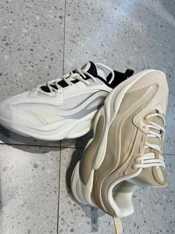 男士超轻运动鞋。