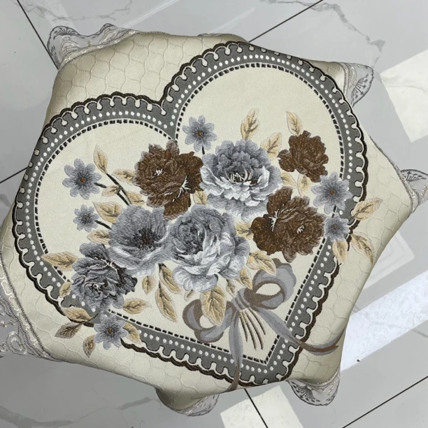 「爱心刺绣」内径50*50雪尼尔万能盖巾