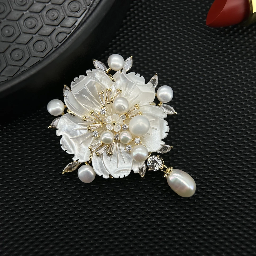 410白色五福临门洛神赋贝壳胸针