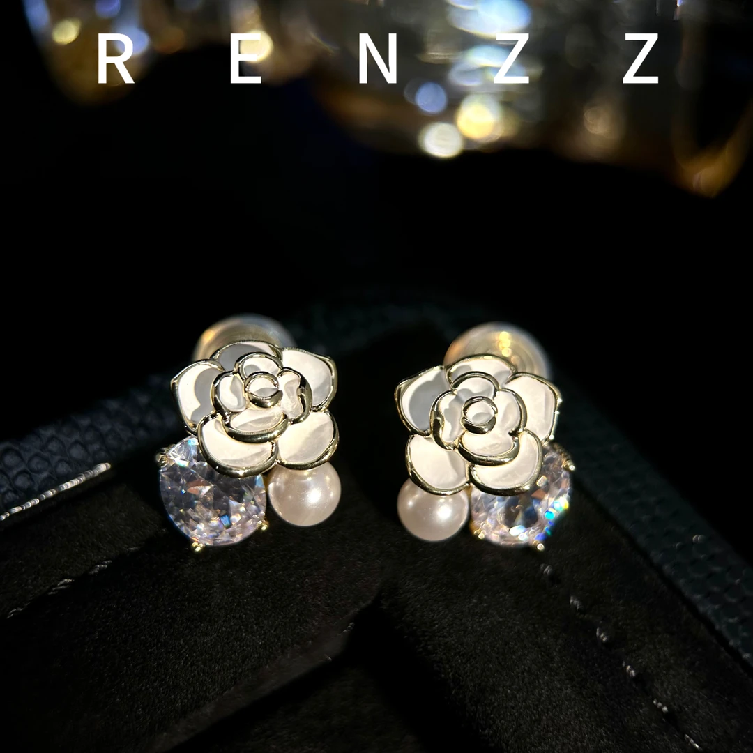 3300 白色山茶花耳夹