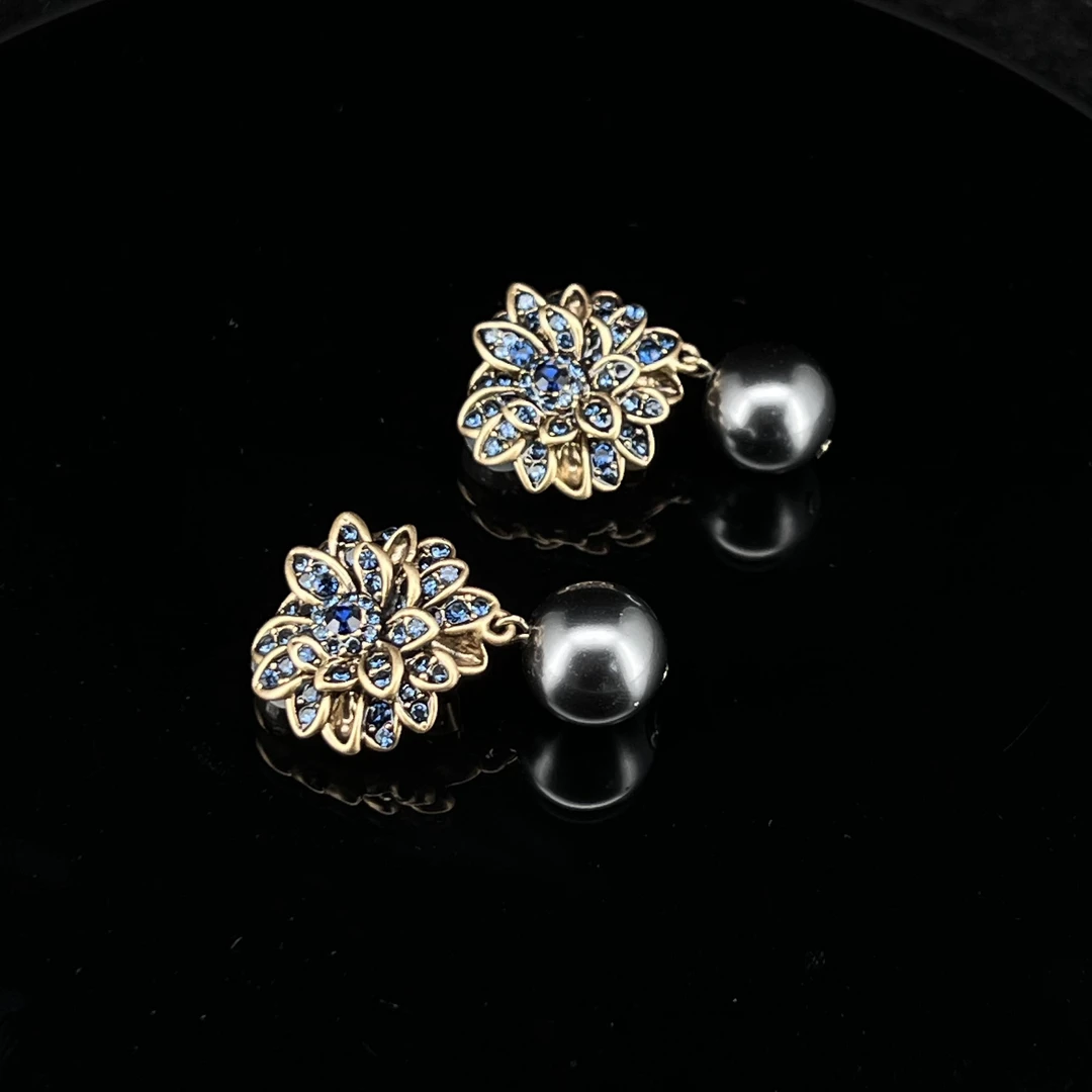 3863 蓝色蓝莓花耳夹