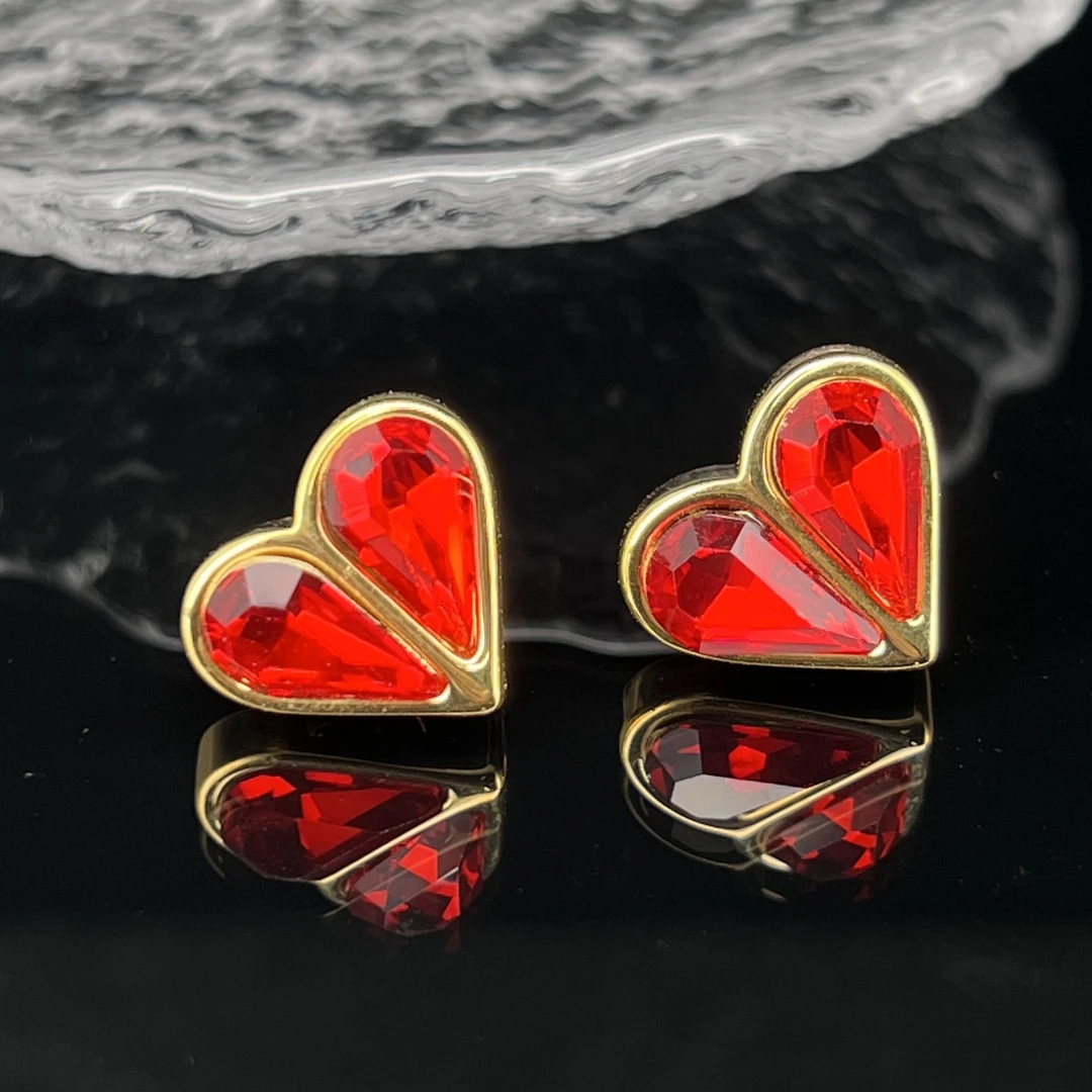 6132红色爱心耳钉