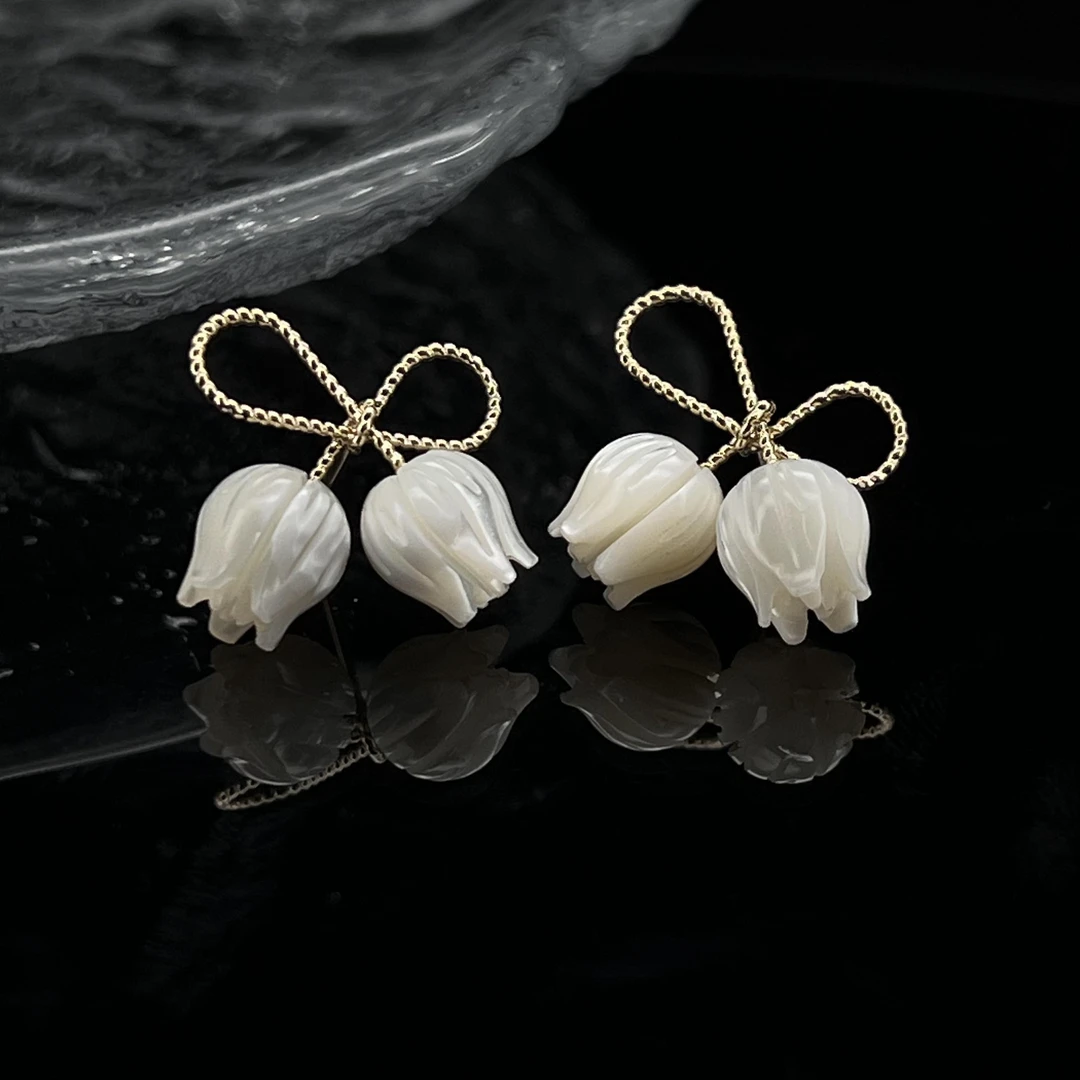 7993白色海棠花耳钉