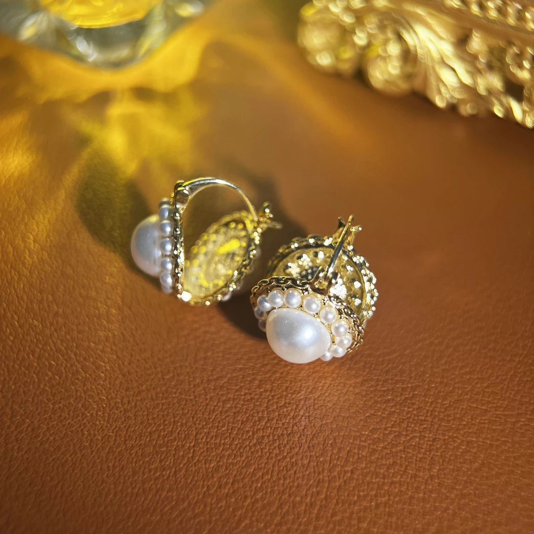 9232白色花朵耳钉