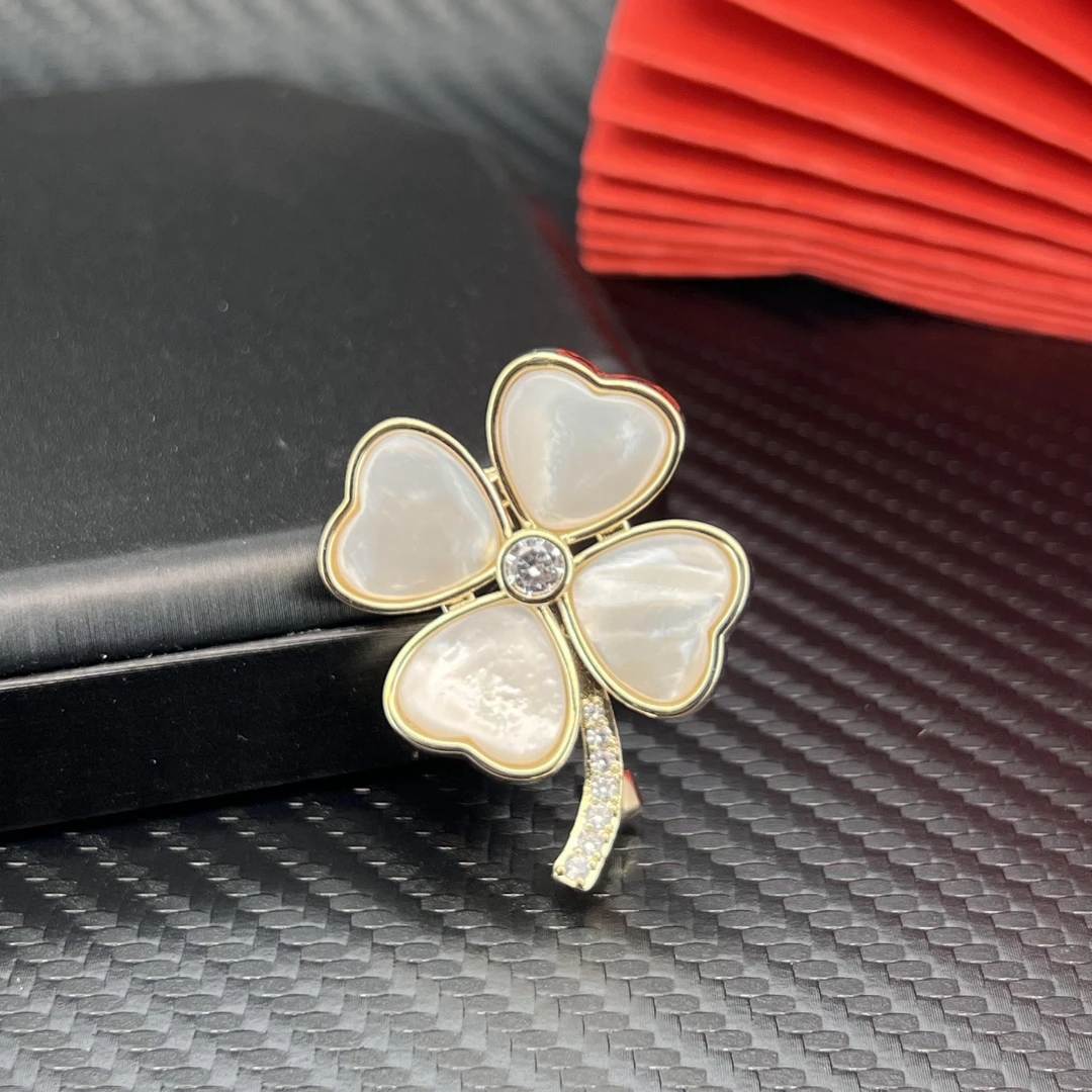 2313黄色幸运草胸针