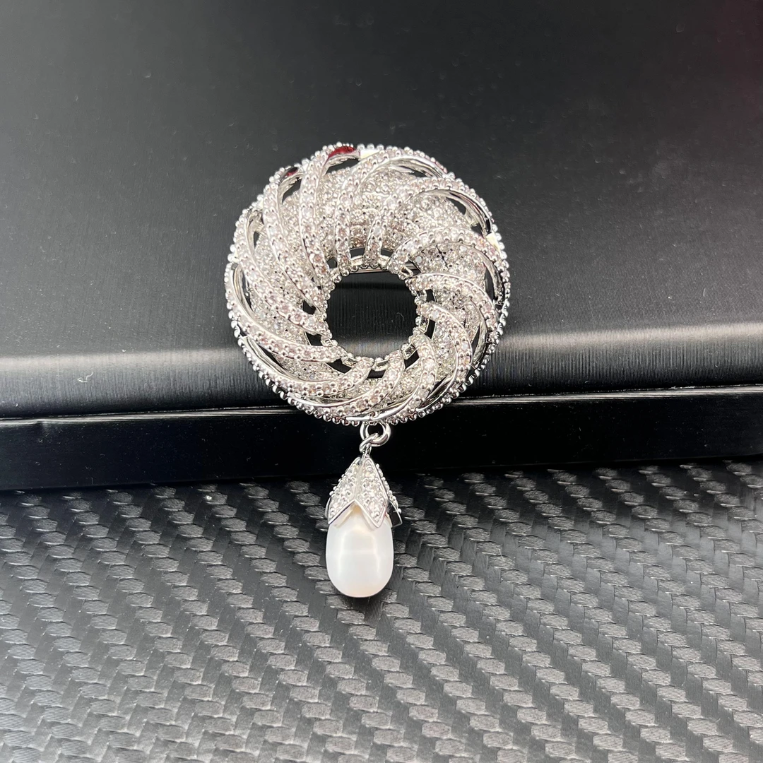 3218 白色流苏圆圈胸针