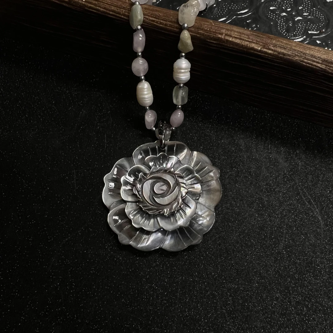 3817 黑色山茶花项链