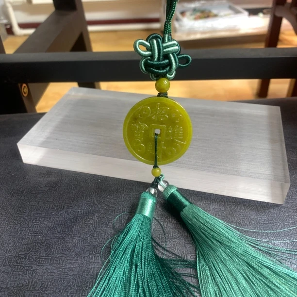 岫玉蛇纹石玉牛油果绿    招财进宝车挂饰（超级福袋）