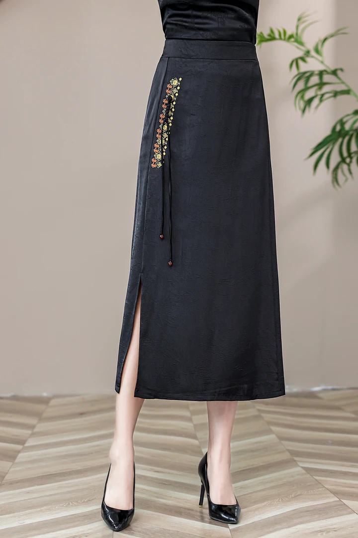 2024中式显瘦妈妈大码国风显瘦半身裙绣花气质复古开叉黑色半身裙