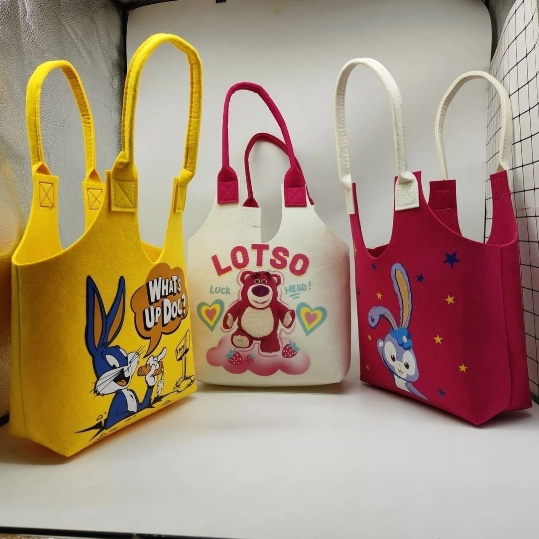 新款卡通印花毛毡包草莓熊手提包简约轻便大容量收纳袋学生包包