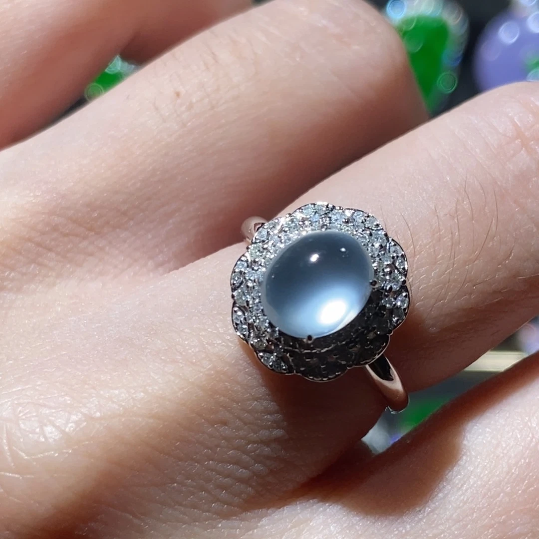 翡翠戒指18K金镶嵌玻璃种鸽子蛋