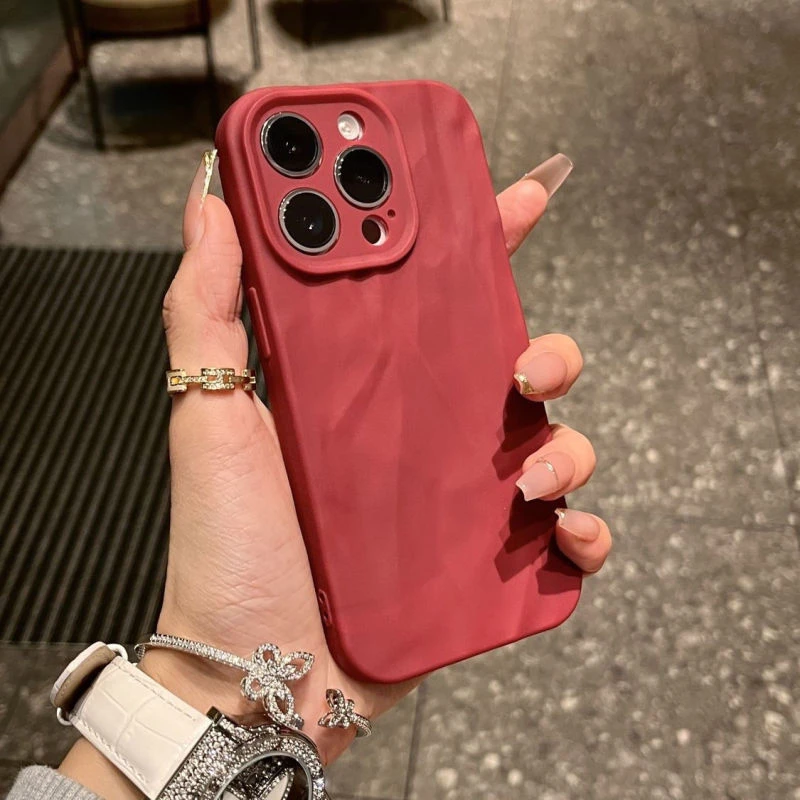 新款酒红褶皱纹苹果15promax手机壳iPhone14/13女全包12/11软套xr