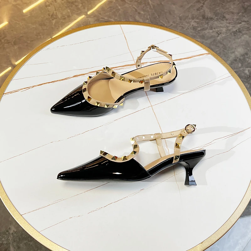 一字扣带包头凉鞋女细跟2024夏季新款铆钉漆皮小跟尖头浅口高跟鞋