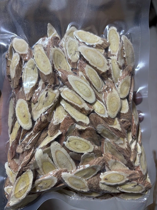 30年老黄芪蛋黄心主根切片