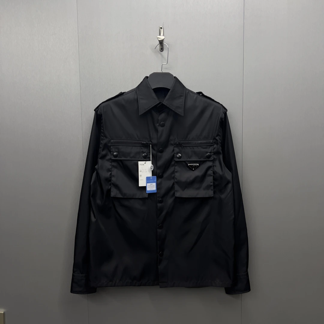 Prada普拉达三角标logo尼龙夹克/s宽松偏大很多/发售价14900/98