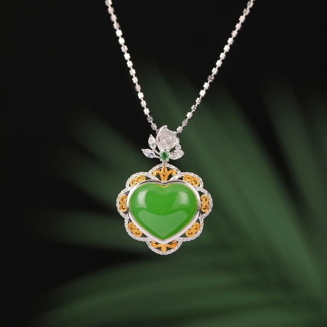 18K金双色镶嵌花扣头14mm和田玉苹果绿爱心0000280