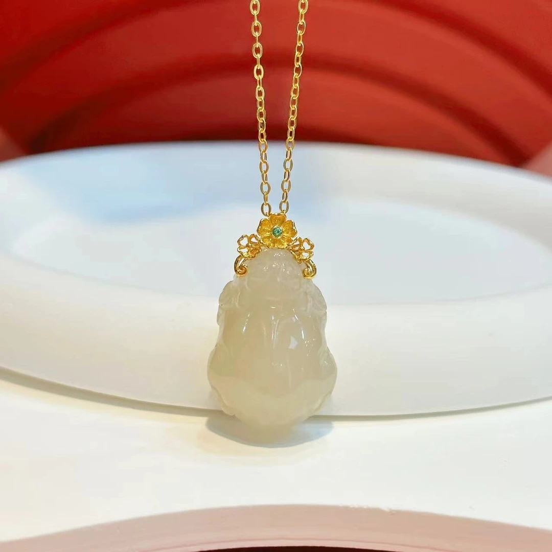 18K金花镶嵌25*18*12mm和田玉藕粉貔貅HNZ6272