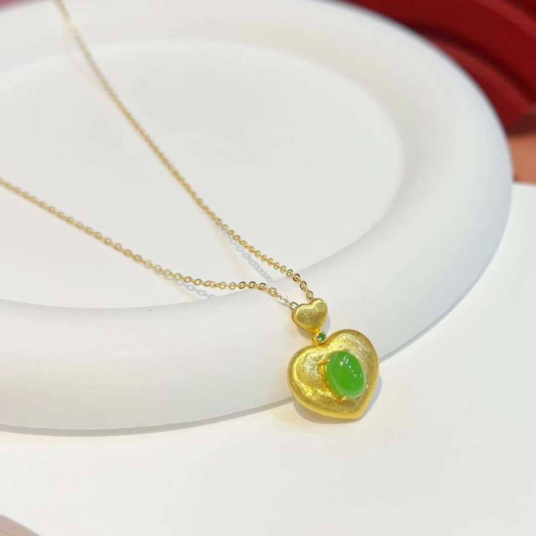 18K金镶嵌6*8mm和田玉苹果绿旦面旦面爱心HNZ7768